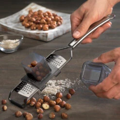 Microplane Fingerschutz -Würze Verkäufe 2024 microplane professional slider hazelnuts 1080sq