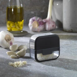 Microplane Knoblauchschneider -Würze Verkäufe 2024 microplane specialty garlic cutter function1 1080sq